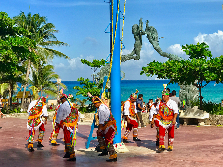 A good dance and your day restarts. #playadelcarmen #Mexico #cancun #tulum  #quintanaroo #mayanriviera #nochesdebaile #rumba #musica #art…
